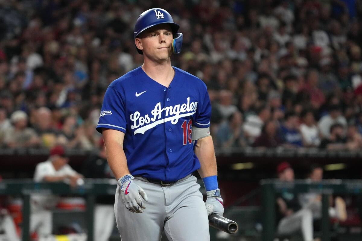 Os Dodgers estão deixando Charlie Burns ser atacado enquanto se preparam para os Padres