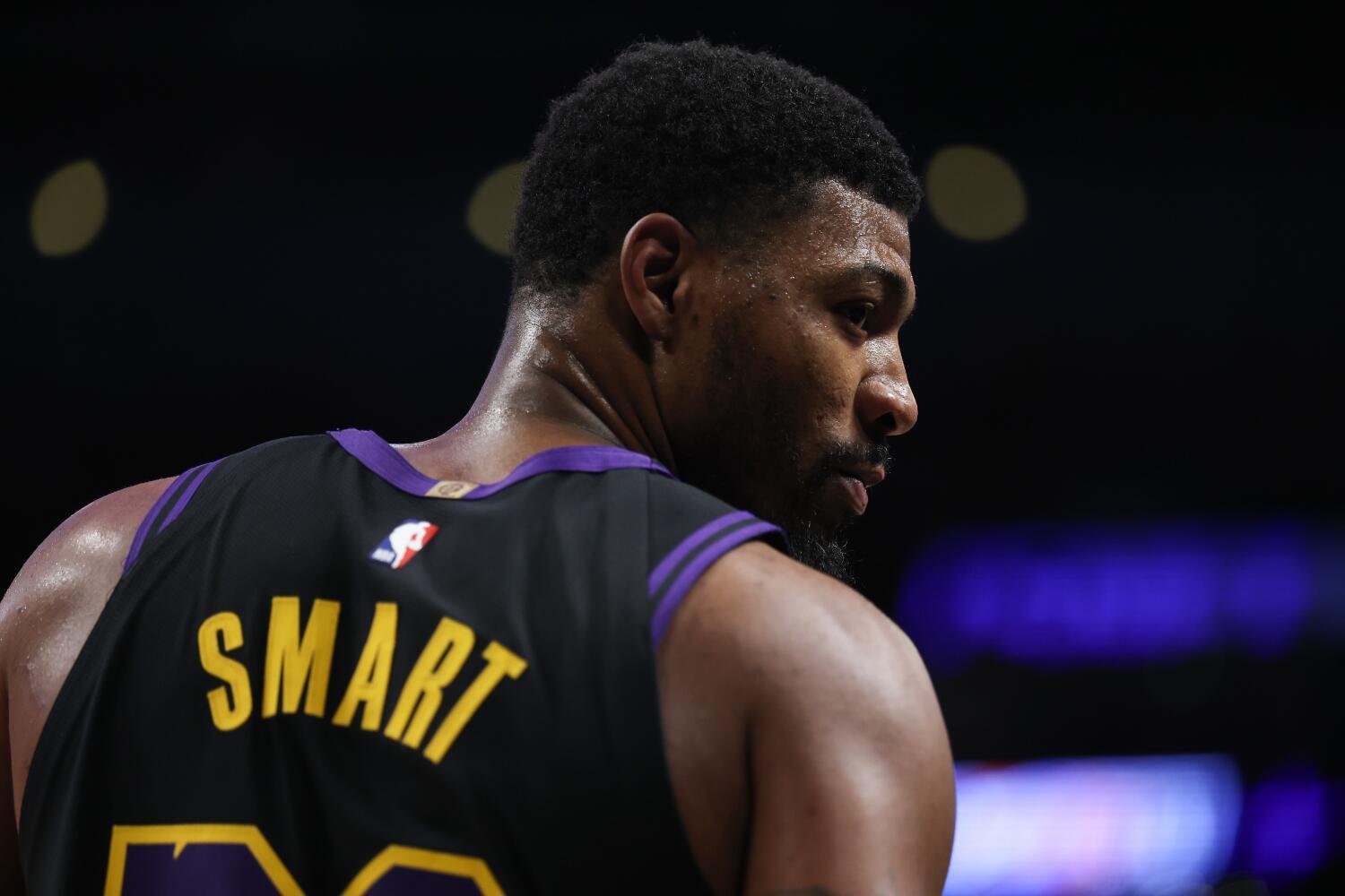 O principal zagueiro do Lakers, Marcus Smart, concorda em negociar com o Rockets