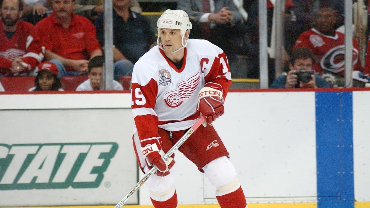 A lenda dos Red Wings, Steve Yzerman, renunciou ao cargo de gerente geral do time em meio a uma temporada tumultuada.